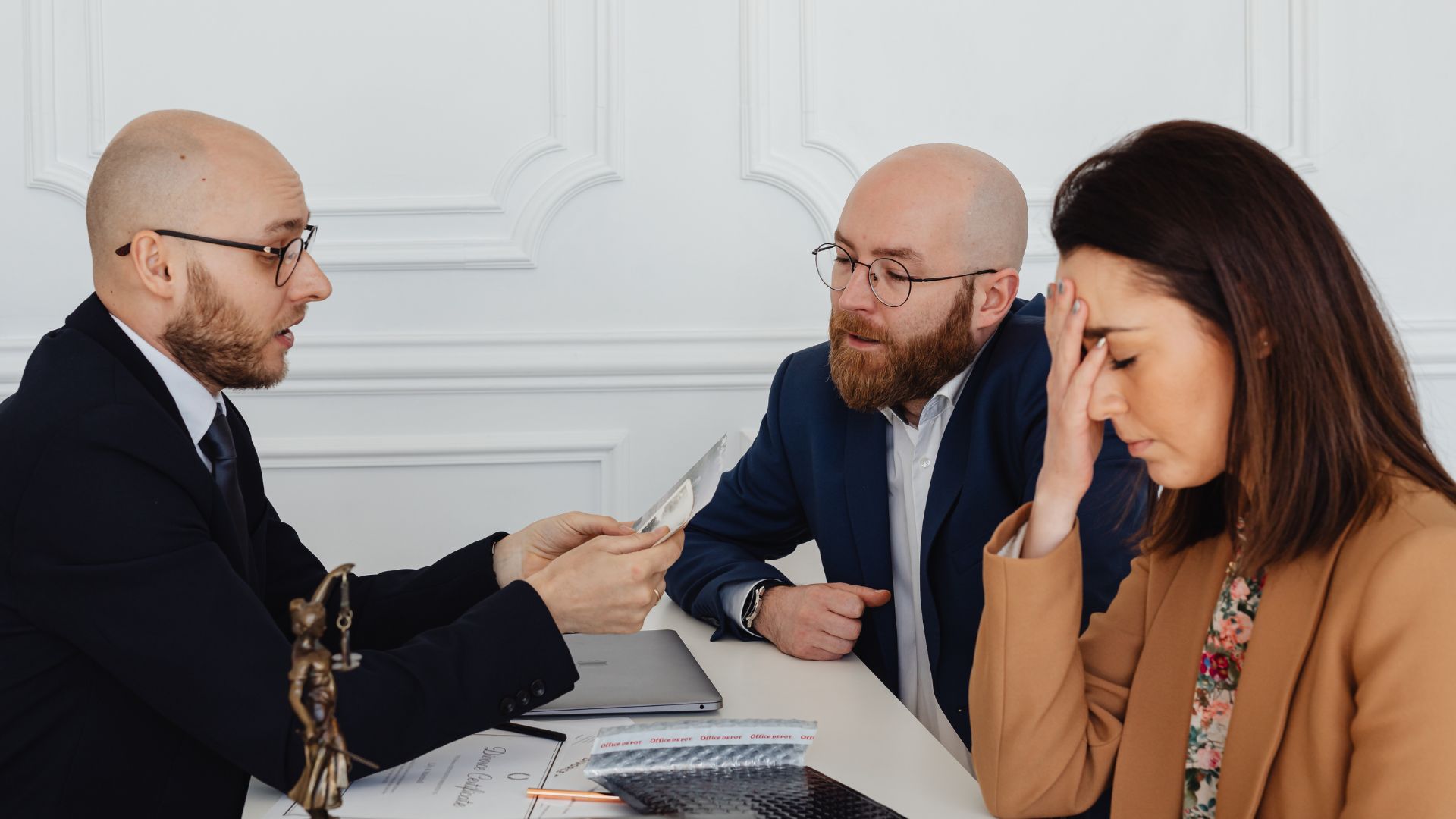 coupe dans un bureau qui s'inquiète