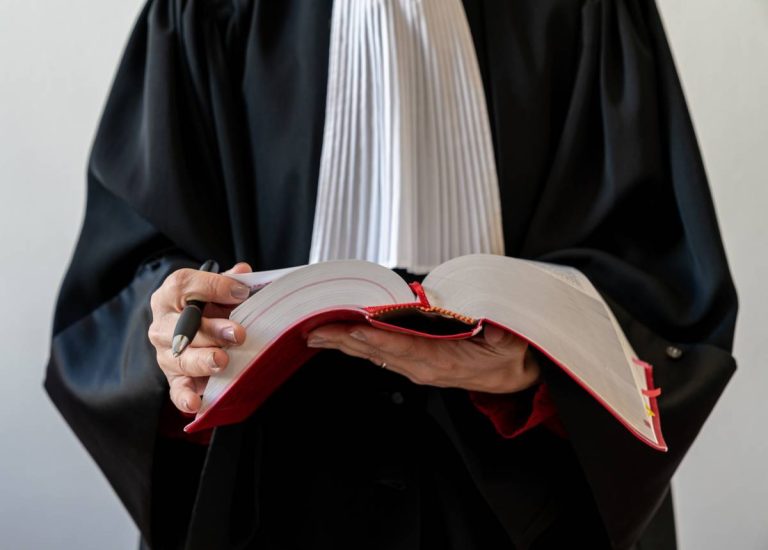 Responsabilité de la commune pour défaut d&rsquo;entretien de la voirie : comment être indemnisé ?